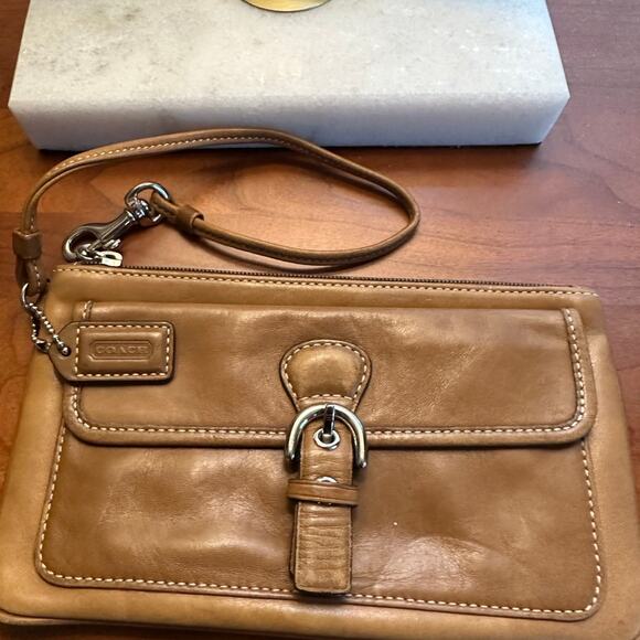 Coach Hampton Caramel Brown Buckle Wristlet Y2K - Picture 5 of 5